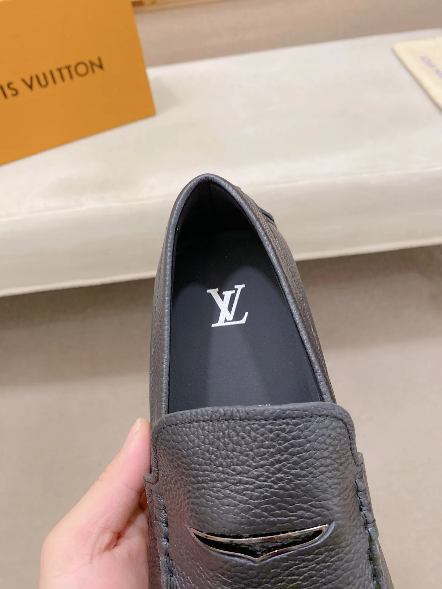 Factory price: 500💰High-end quality! LV 🆕🆕Exclusive hot-selling products in stock🔥🔥New products on the shelves, high-quality Ferragamo men's pea shoes, high-end casual driving shoes, with complete packaging! 💪 💪 Material: imported pebbled cowhide 🐂 + imported high-quality buffalo leather lining + wear-resistant outsole 👍🏻👍🏻 Features: high-end and comfortable, purely handmade 🚀 🚀 Create the perfect shoe that suits you best 🔥 🔥 Size: (38-44) Can be customized to 45 standard size!